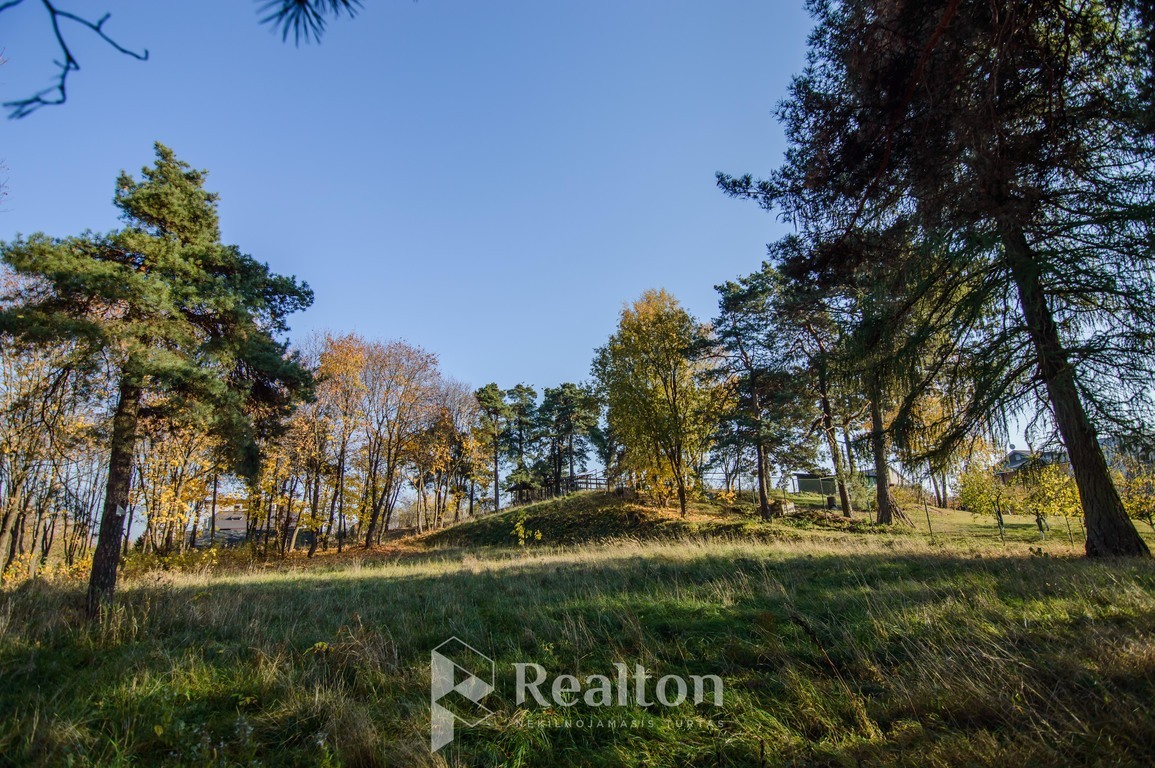 Puikioje ir ramioje vietoje parduodamas 25 arų sklypas tinkantis mažaaukščių namų kvartalui vystyti.-image-270596004