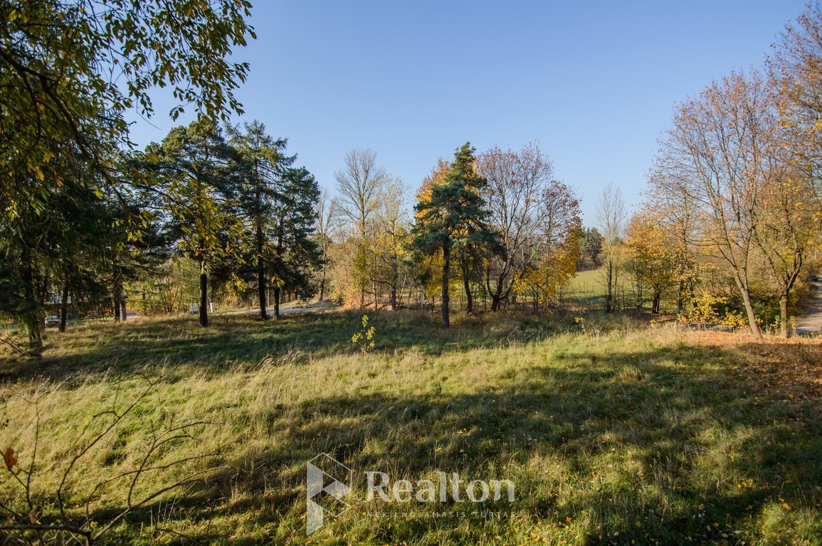 Puikioje ir ramioje vietoje parduodamas 25 arų sklypas tinkantis mažaaukščių namų kvartalui vystyti.-image-270596006