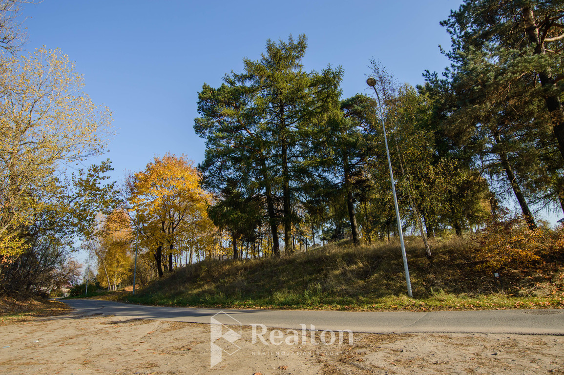 Puikioje ir ramioje vietoje parduodamas 25 arų sklypas tinkantis mažaaukščių namų kvartalui vystyti.-image-270596007