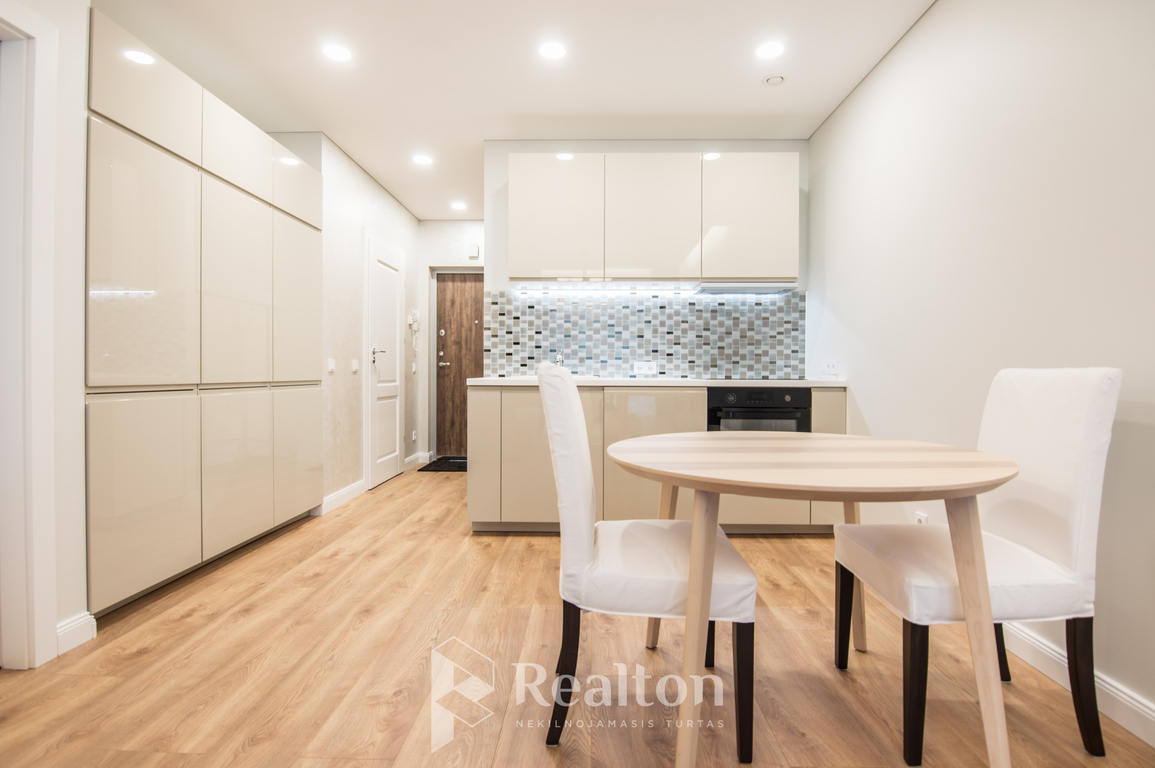 Nuomojamas 2 kambarių butas su parkavimo vieta!-image-270594723