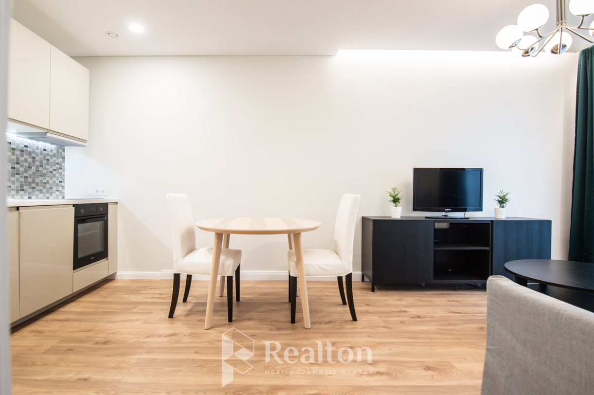 Nuomojamas 2 kambarių butas su parkavimo vieta!-image-270594725