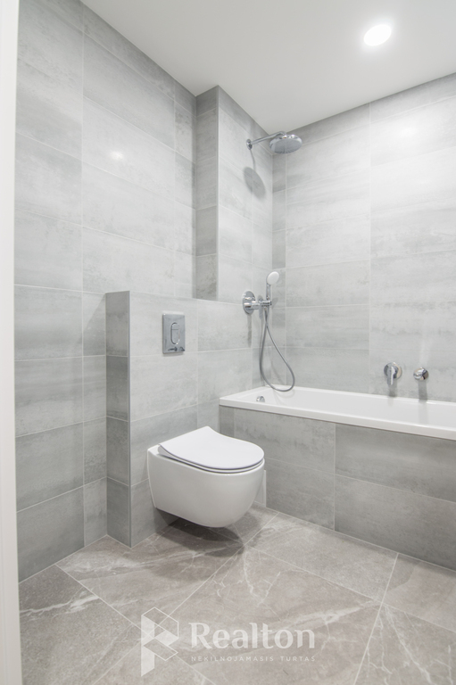 Nuomojamas 2 kambarių butas su parkavimo vieta!-image-270594733