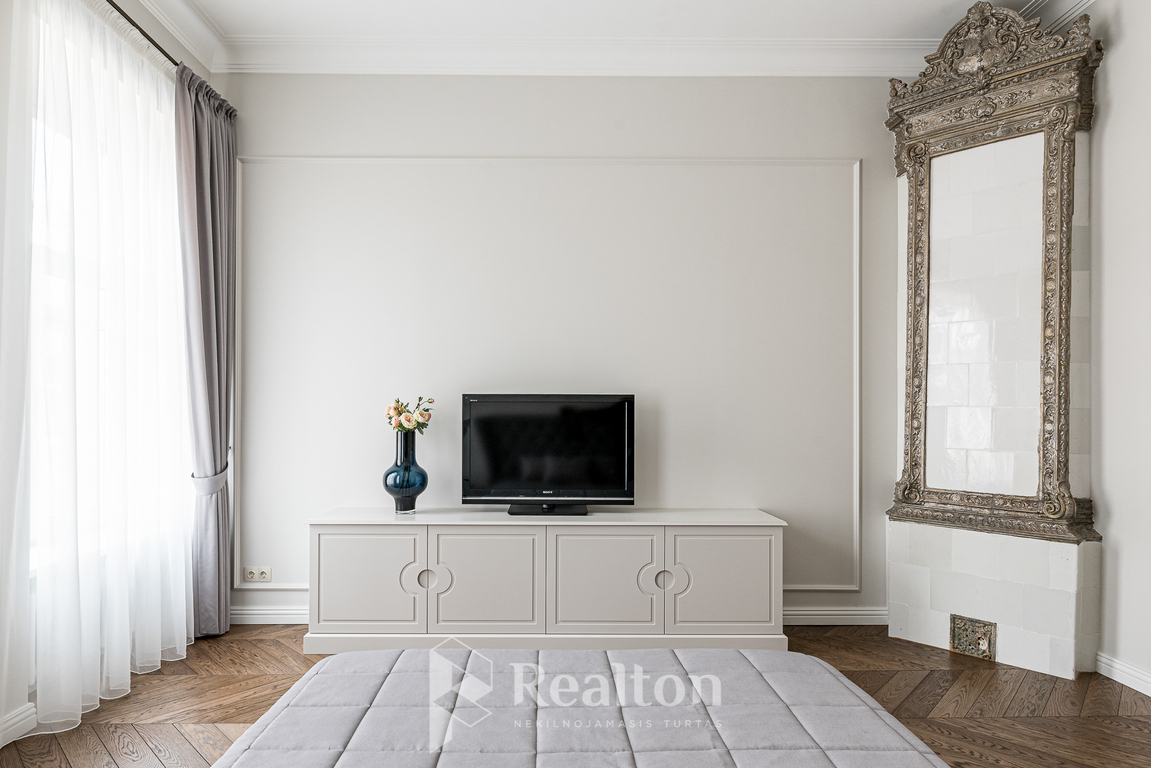 Nuomojamas butas Gedimino pr., Senamiestyje, Vilniuje, 80.5 kv.m ploto-image-278271324