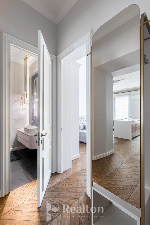 Nuomojamas butas Gedimino pr., Senamiestyje, Vilniuje, 80.5 kv.m ploto-image-278271325