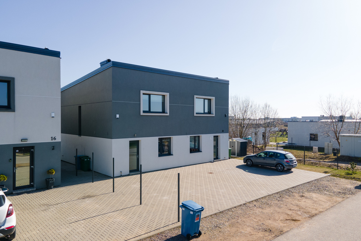 Įrengtas kotedžas ramiame priemiestyje