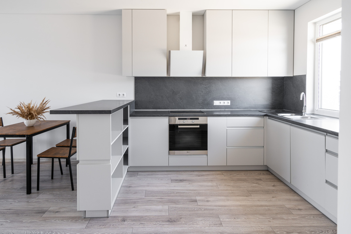 Įrengtas kotedžas ramiame priemiestyje