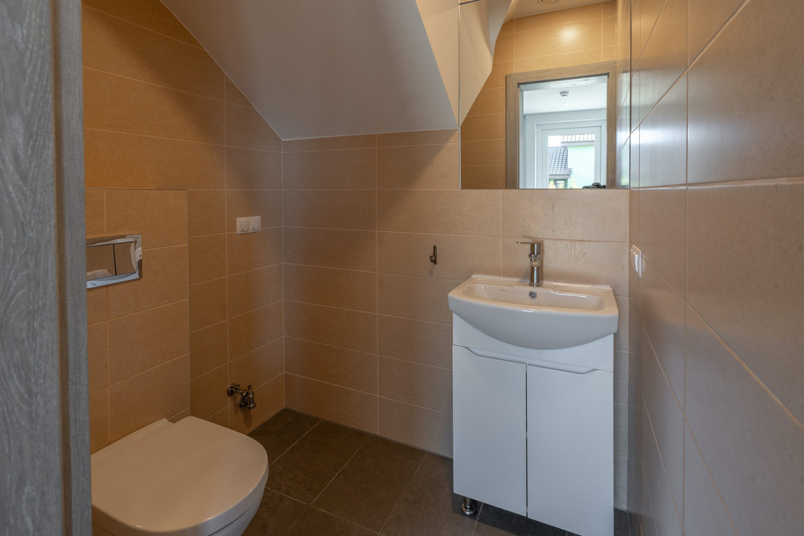 Įrengtas kotedžas ramiame priemiestyje