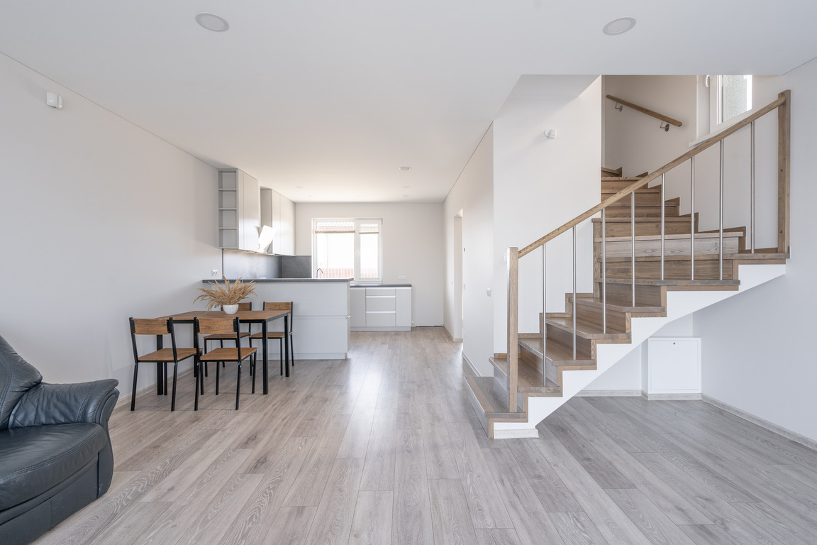 Įrengtas kotedžas ramiame priemiestyje