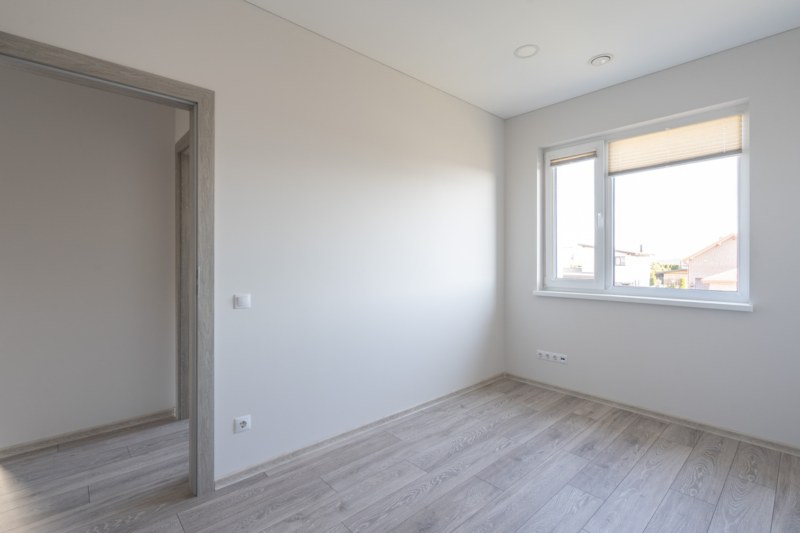 Įrengtas kotedžas ramiame priemiestyje