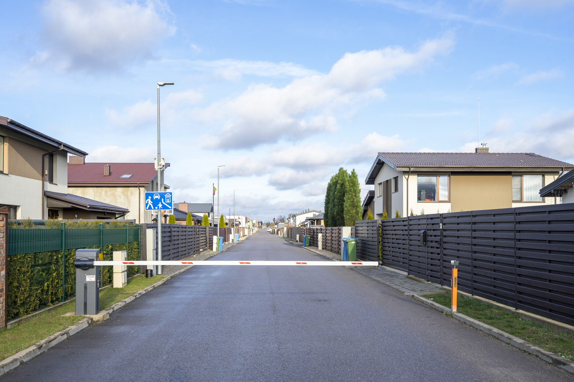 Įrengtas kotedžas ramiame priemiestyje