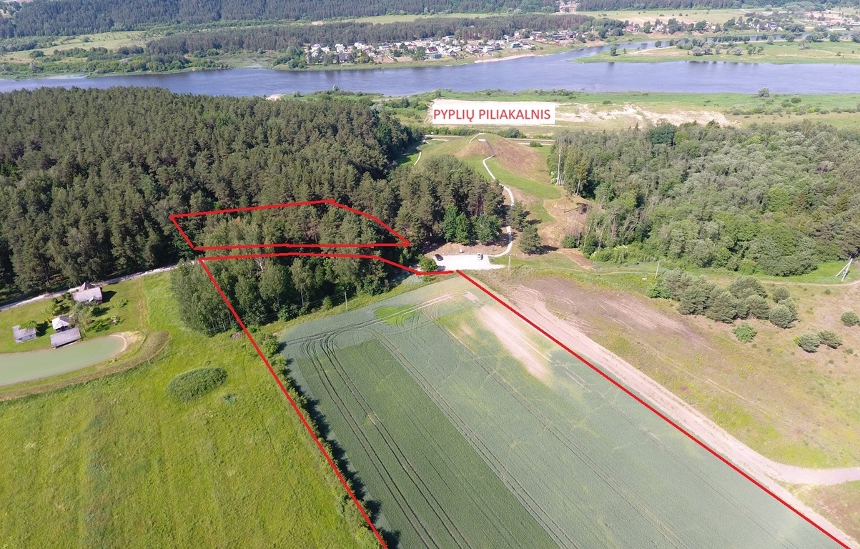 Šalia puikaus kraštovaizdžio. Tinka statyboms.