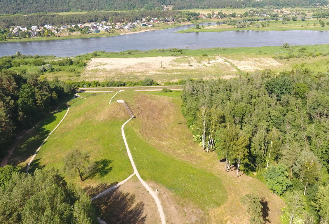 Šalia puikaus kraštovaizdžio. Tinka statyboms.