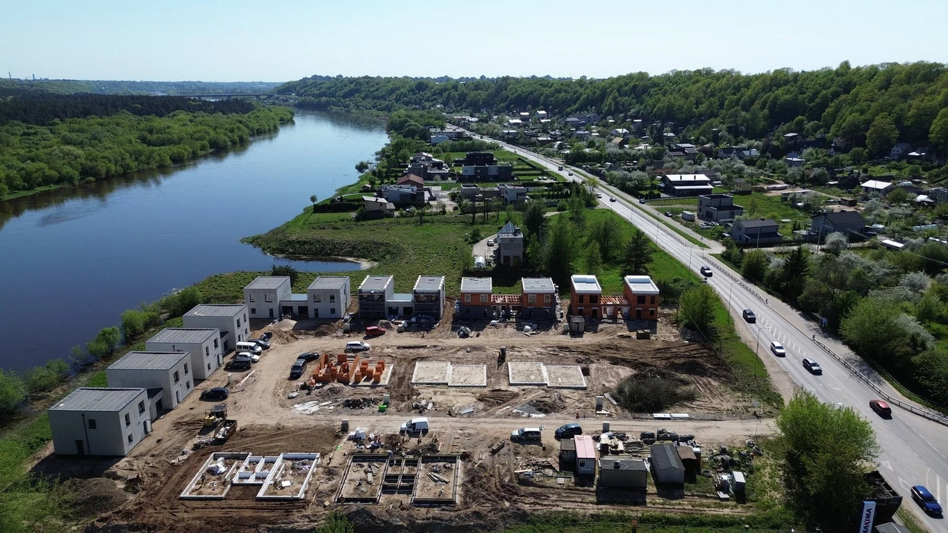 Namai ant Neries kranto