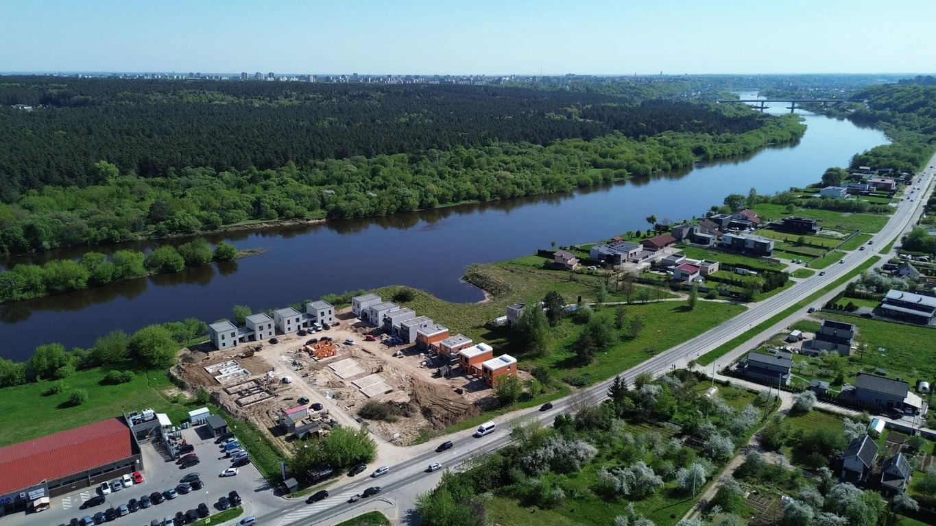 Namai ant Neries kranto