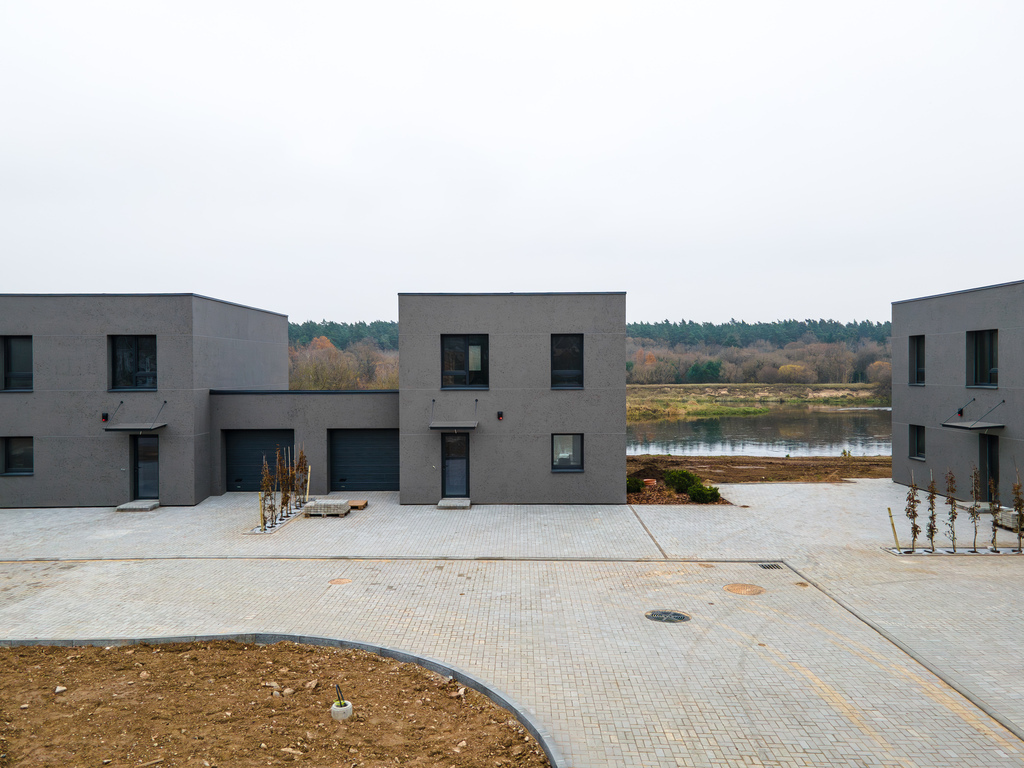 Namai ir kotedžai šalia upės