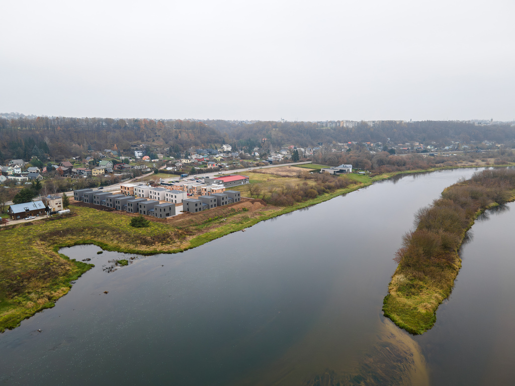 Namai ir kotedžai šalia upės