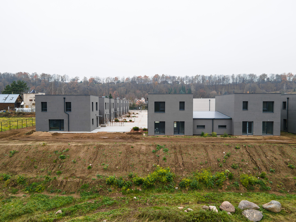 Namai ir kotedžai šalia upės