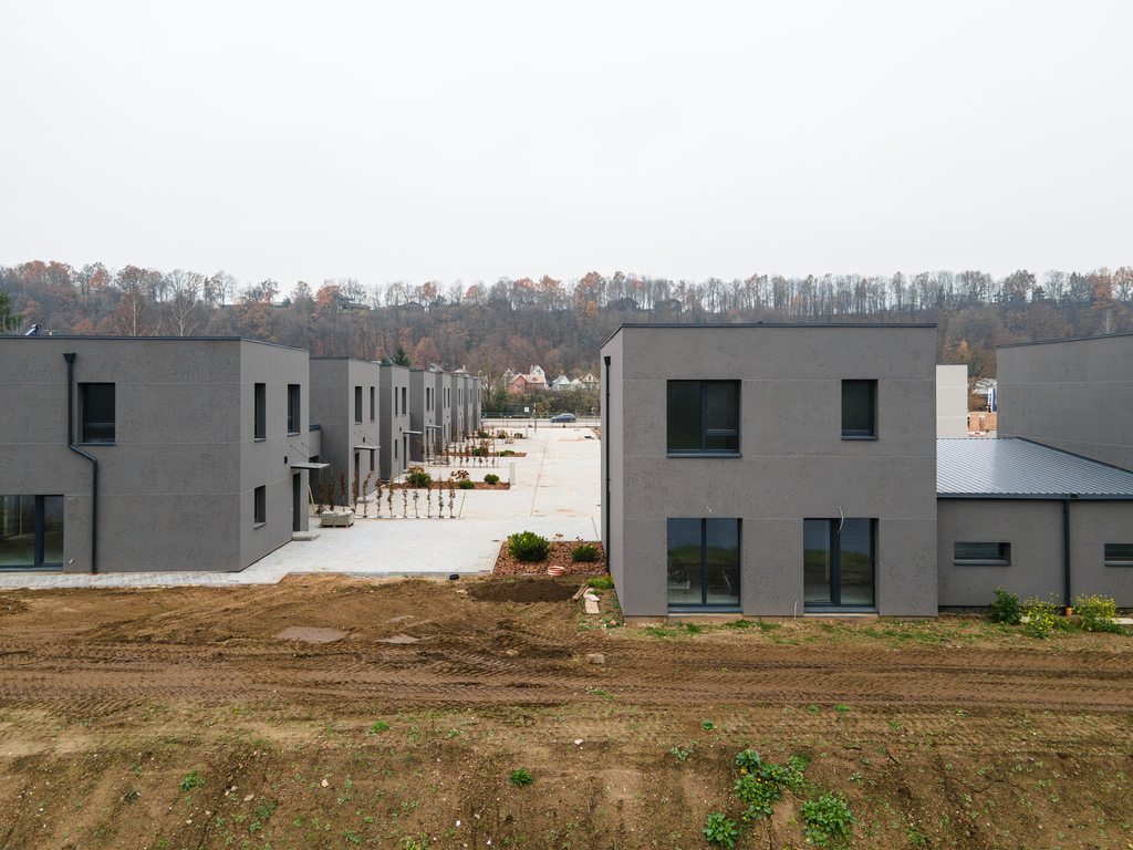 Namai ir kotedžai šalia upės