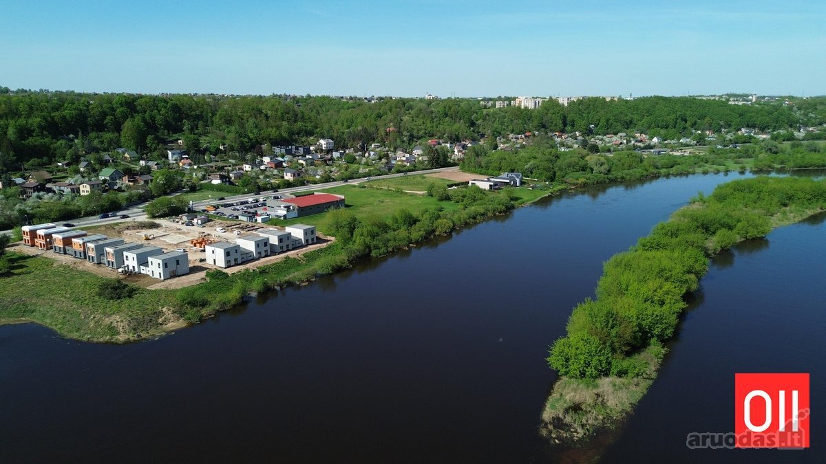 Namai ir kotedžai šalia upės