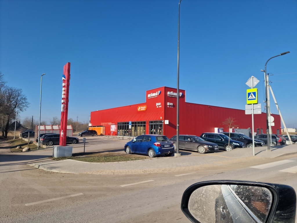 Kotedžai jungti per sandėliuką