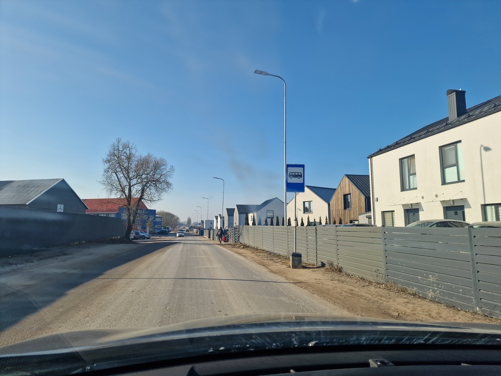 Kotedžai jungti per sandėliuką