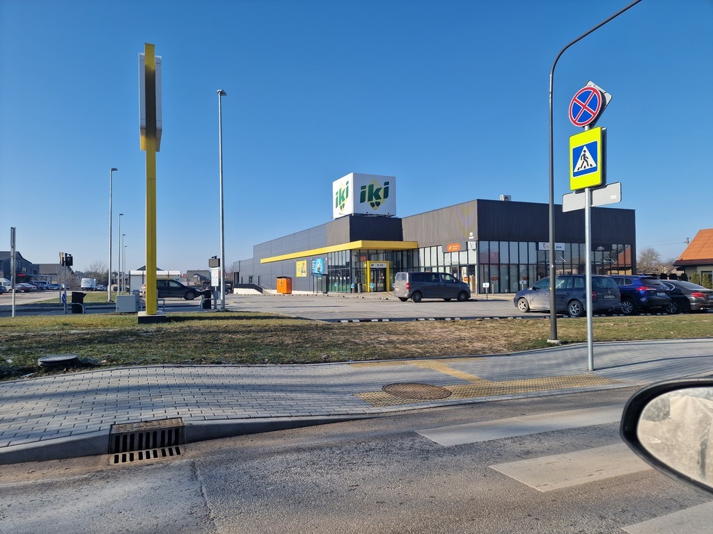 Kotedžai jungti per sandėliuką