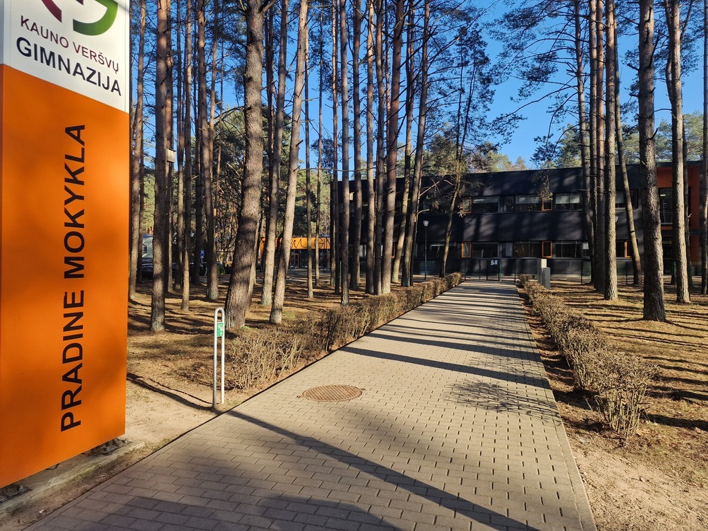 Kotedžai jungti per sandėliuką