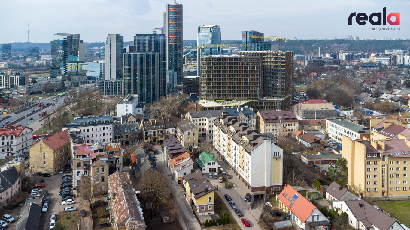 PARDUODAMAS, TRIJŲ AUKŠTŲ, ŠEŠIŲ BUTŲ PASTATAS SU AŠTUONIOMIS PARKAVIMO VIETOMIS. PUIKI GALIMYBĖ TIEK GYVENIMUI, TIEK INVESTICIJAI.