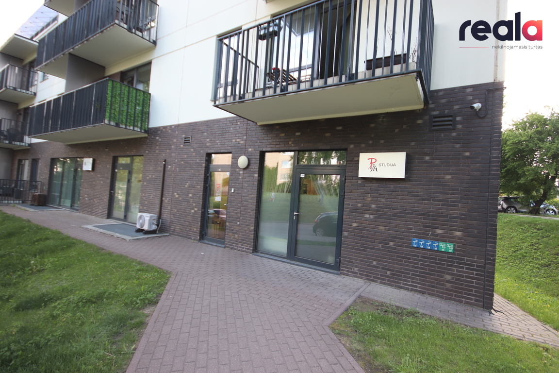 Parduodamos komercinės patalpos Giedraičių g., Šnipiškėse, Vilniuje, 80 m² ploto