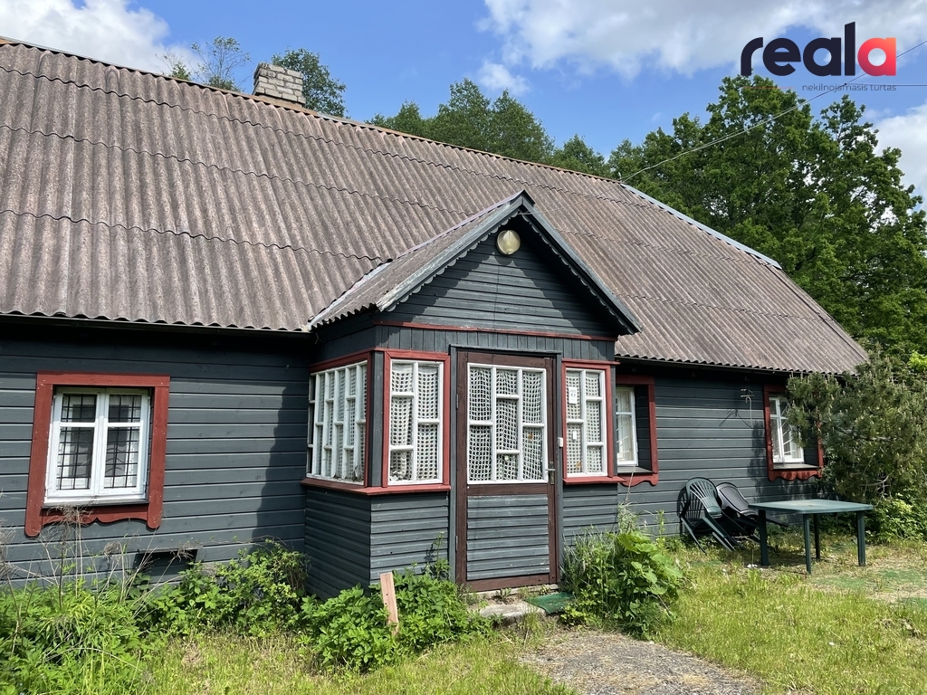 Parduodama sodyba Ukmergės raj., Totoriškio k., su rąstiniu namu 117.57 kv.m ploto, svirnu, pirtimi, 0,9 ha kitos paskirties žemės sklypu, netoli ežero.