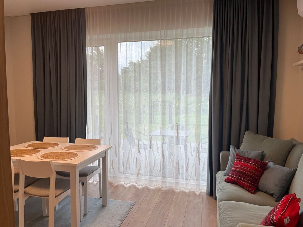 PARDUODAMAS kotedžas MONCIŠKĖSE, UŽDARAMAME KVARTALE su baseinu ir pirtimis!