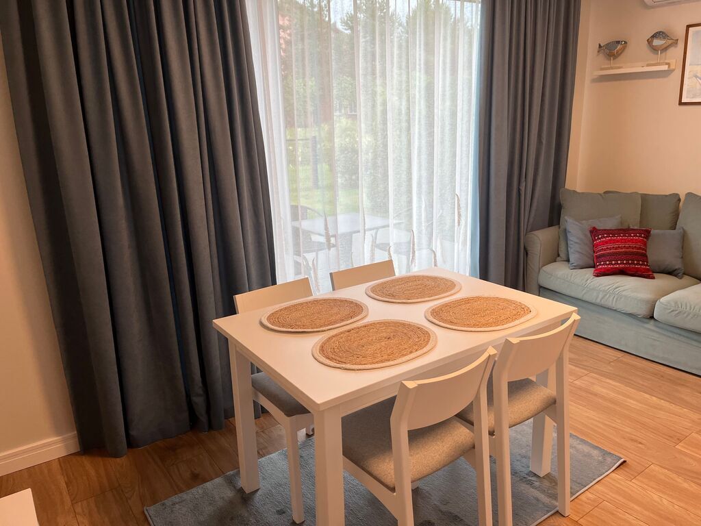 PARDUODAMAS kotedžas MONCIŠKĖSE, UŽDARAMAME KVARTALE su baseinu ir pirtimis!