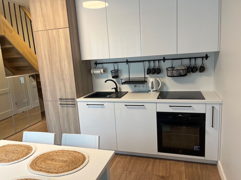 PARDUODAMAS kotedžas MONCIŠKĖSE, UŽDARAMAME KVARTALE su baseinu ir pirtimis!