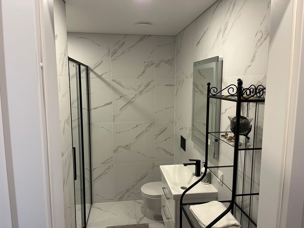 PARDUODAMAS kotedžas MONCIŠKĖSE, UŽDARAMAME KVARTALE su baseinu ir pirtimis!