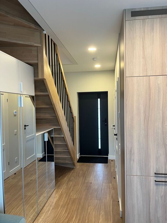 PARDUODAMAS kotedžas MONCIŠKĖSE, UŽDARAMAME KVARTALE su baseinu ir pirtimis!