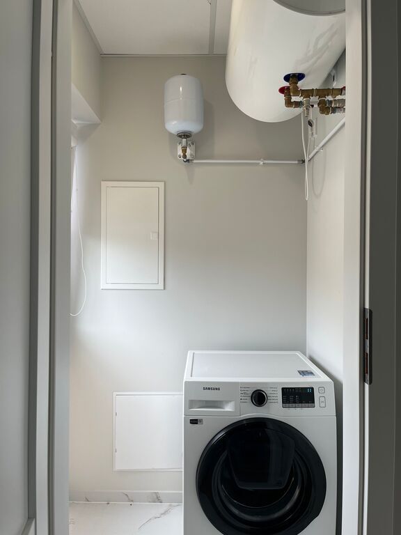 PARDUODAMAS kotedžas MONCIŠKĖSE, UŽDARAMAME KVARTALE su baseinu ir pirtimis!