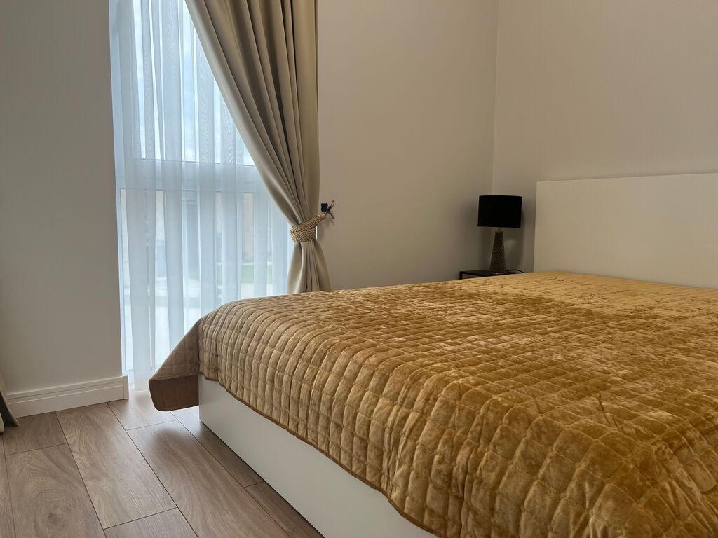 PARDUODAMAS kotedžas MONCIŠKĖSE, UŽDARAMAME KVARTALE su baseinu ir pirtimis!