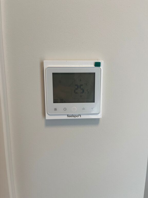 PARDUODAMAS kotedžas MONCIŠKĖSE, UŽDARAMAME KVARTALE su baseinu ir pirtimis!