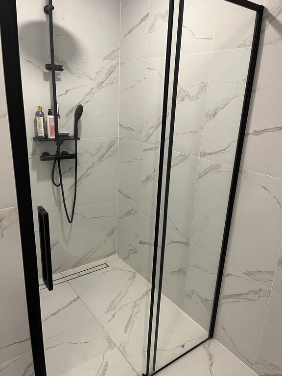 PARDUODAMAS kotedžas MONCIŠKĖSE, UŽDARAMAME KVARTALE su baseinu ir pirtimis!