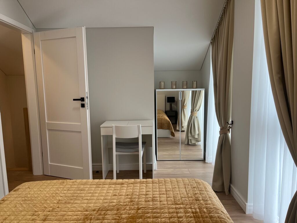 PARDUODAMAS kotedžas MONCIŠKĖSE, UŽDARAMAME KVARTALE su baseinu ir pirtimis!