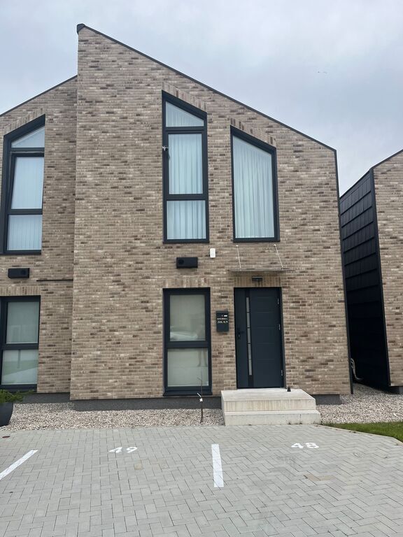 PARDUODAMAS kotedžas MONCIŠKĖSE, UŽDARAMAME KVARTALE su baseinu ir pirtimis!