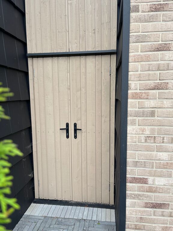 PARDUODAMAS kotedžas MONCIŠKĖSE, UŽDARAMAME KVARTALE su baseinu ir pirtimis!