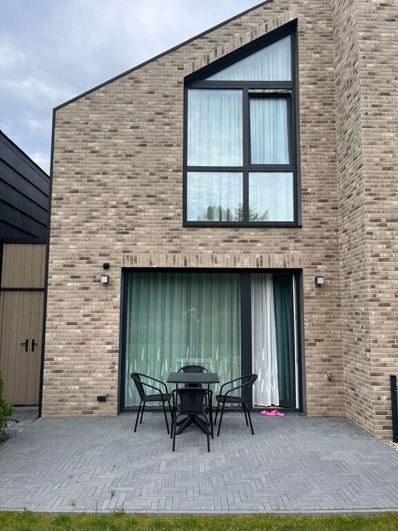 PARDUODAMAS kotedžas MONCIŠKĖSE, UŽDARAMAME KVARTALE su baseinu ir pirtimis!