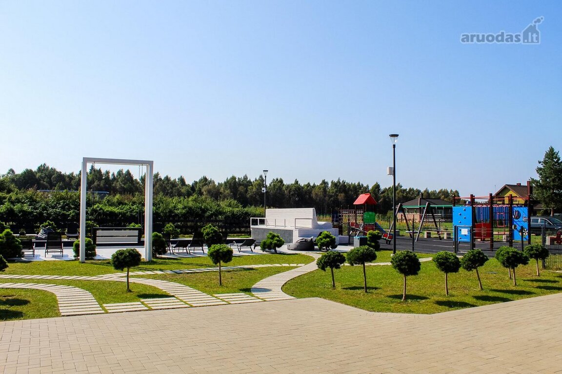 PARDUODAMAS kotedžas MONCIŠKĖSE, UŽDARAMAME KVARTALE su baseinu ir pirtimis!