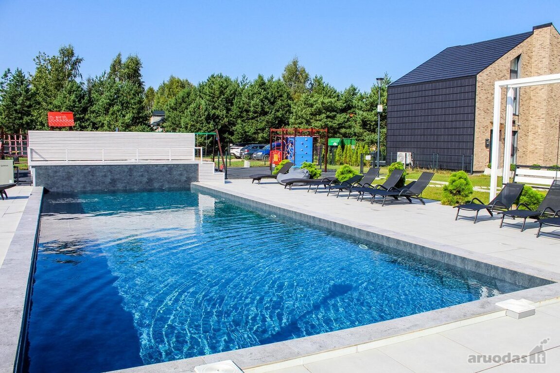 PARDUODAMAS kotedžas MONCIŠKĖSE, UŽDARAMAME KVARTALE su baseinu ir pirtimis!