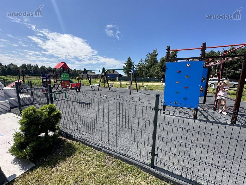 PARDUODAMAS kotedžas MONCIŠKĖSE, UŽDARAMAME KVARTALE su baseinu ir pirtimis!