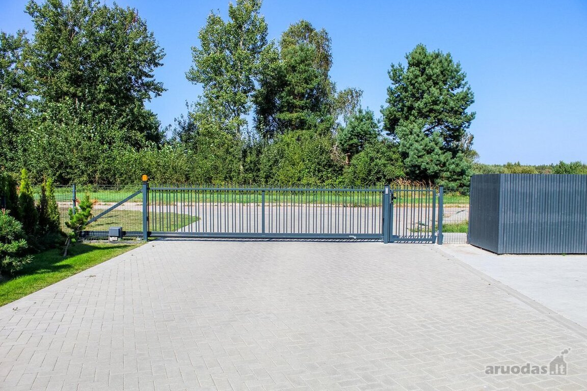 PARDUODAMAS kotedžas MONCIŠKĖSE, UŽDARAMAME KVARTALE su baseinu ir pirtimis!