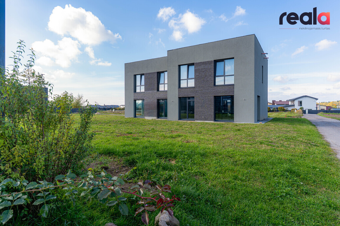 Parduodamas 147 kv. m, 4 kambarių sublokuotas, mūrinis namas Platiniškių k. Giesmių g. Vilniaus raj.