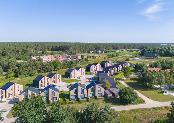 PARDUODAMAS kotedžas MONCIŠKĖSE, UŽDARAMAME KVARTALE su baseinu ir pirtimis!