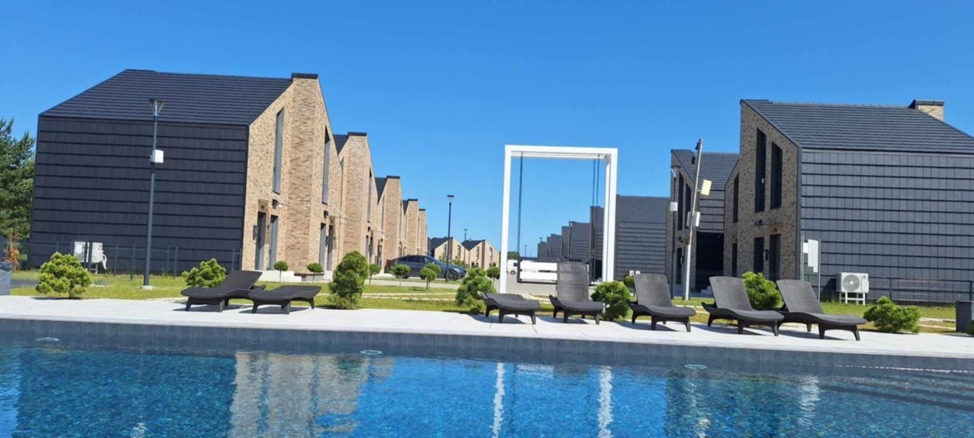 PARDUODAMAS kotedžas MONCIŠKĖSE, UŽDARAMAME KVARTALE su baseinu ir pirtimis!